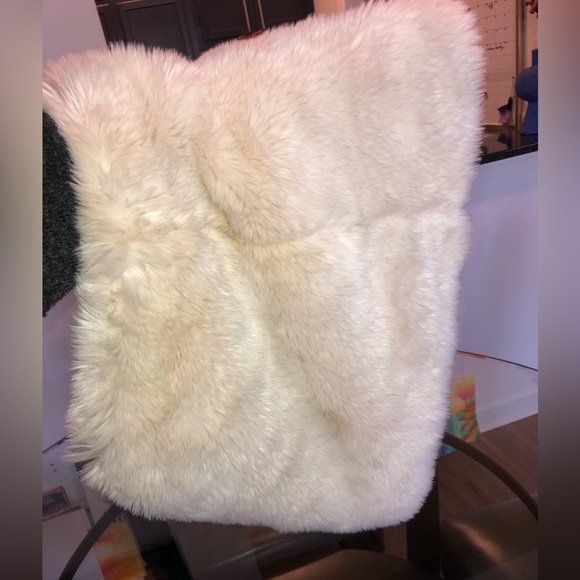 White Fur scarf satin inside - Picture 4 of 4